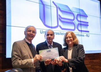 José Roberto Tadros toma posse na União Brasileira de Escritores do Rio de Janeiro