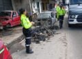 Prefeitura faz operação para liberar calçadas e remove cinco veículos abandonados de vias da zona Norte