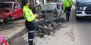 Prefeitura faz operação para liberar calçadas e remove cinco veículos abandonados de vias da zona Norte