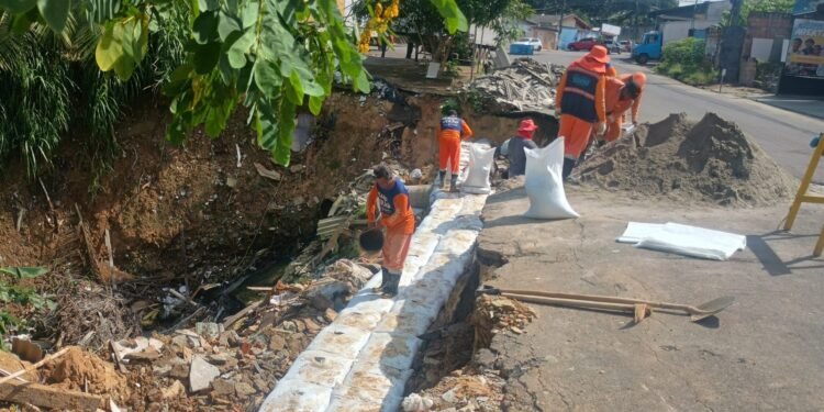 Prefeitura de Manaus atua com intervenção emergencial para conter erosão no bairro Planalto e reforça segurança da área
