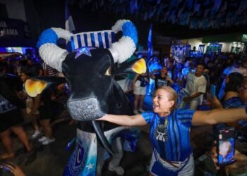 Festival de Parintins 2026: Boi de Rua reúne gerações de torcedores do Caprichoso nas ruas de Parintins