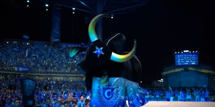 Festival de Parintins 2026: Torcida lota arquibancadas e embala último ensaio técnico do Caprichoso no Bumbódromo