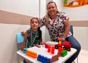 Após terapias na Hapvida, criança neurodivergente avança na comunicação e conquista autonomia no dia a dia