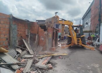 Ação integrada da Prefeitura de Manaus faz demolição de boxes construídos em calçada no Jorge Teixeira