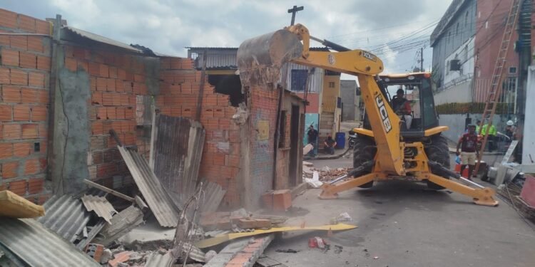 Ação integrada da Prefeitura de Manaus faz demolição de boxes construídos em calçada no Jorge Teixeira