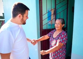 Prefeito Renato Junior retorna à rua Nossa Senhora da Conceição e confere resultado do asfaltamento no Cidade de Deus