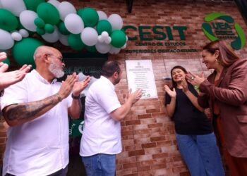 Governador Roberto Cidade inaugura biblioteca do Centro de Estudos Superiores da UEA em  Itacoatiara