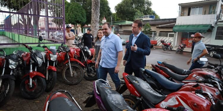 Roberto Cidade participa da entrega de motos recuperadas
