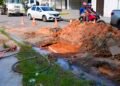 Renato Junior flagra obra embargada da Águas Manaus