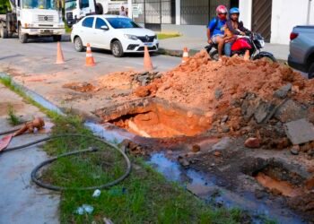 Renato Junior flagra obra embargada da Águas Manaus