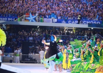 Festival de Parintins 2026: Boi Caprichoso exalta os guardiões da floresta abrindo a segunda noite de apresentações
