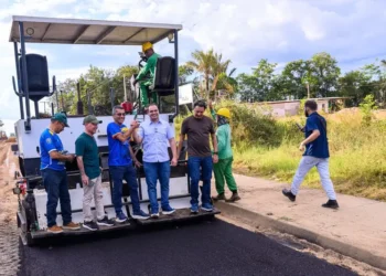 Governador Roberto Cidade fiscaliza obras de pavimentação em Manicoré
