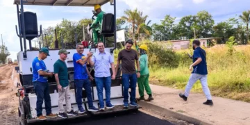 Governador Roberto Cidade fiscaliza obras de pavimentação em Manicoré
