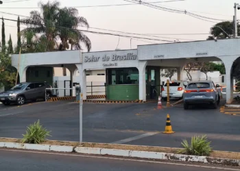 Moraes suspende visitas a Bolsonaro e amplia restrições por 30 dias