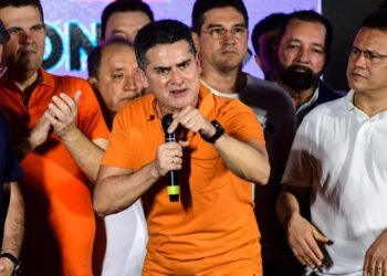 David Almeida promete Auxílio Estadual de R$ 300; população relembra fim do Auxílio Manauara