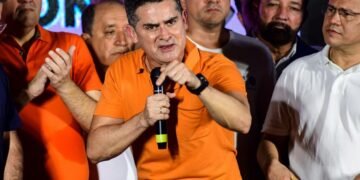 David Almeida promete Auxílio Estadual de R$ 300; população relembra fim do Auxílio Manauara