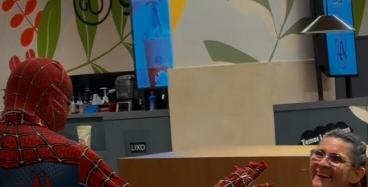 Ártemis Azevedo surpreende caracterizada de Homem-Aranha em noite de estreia no Manaus Plaza