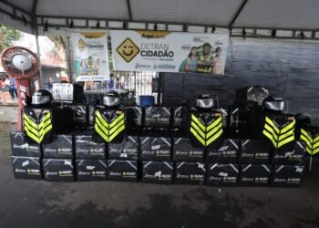 Governo Presente: Detran-AM entrega 60 kits de segurança a motofretistas de Itacoatiara