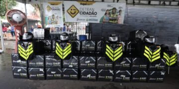 Governo Presente: Detran-AM entrega 60 kits de segurança a motofretistas de Itacoatiara