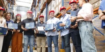 Governador Roberto Cidade acompanha início do envio de kits escolares, fardamentos e equipamentos para escolas do interior