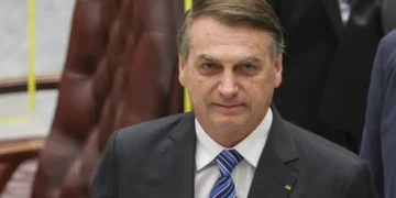 Alexandre de Moraes decide manter Bolsonaro em prisão domiciliar
