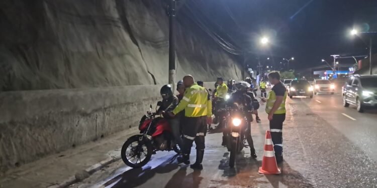 Prefeitura remove 14 veículos irregulares e registra 74 autuações neste domingo, 5/7