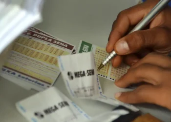 Mega-Sena acumula novamente e prêmio principal vai para R$ 45 milhões