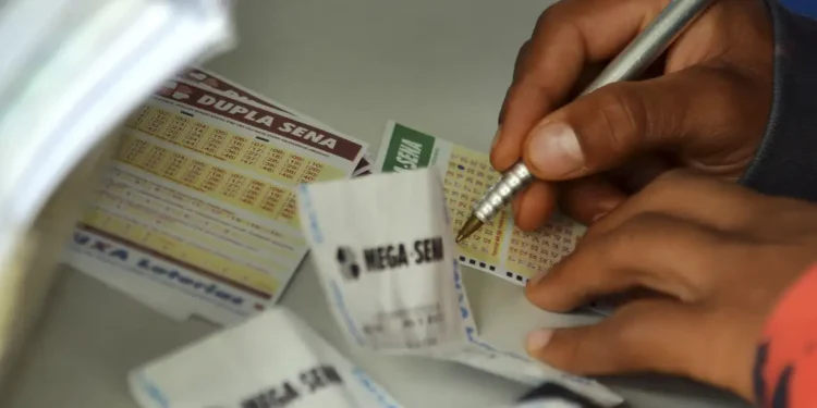 Mega-Sena acumula novamente e prêmio principal vai para R$ 45 milhões