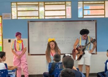 “Contos de Mazoca”: Coletiva de Palhaças compartilha memórias da vó Amazonina em escolas municipais de Manaus