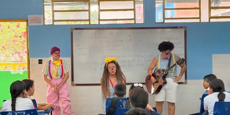 “Contos de Mazoca”: Coletiva de Palhaças compartilha memórias da vó Amazonina em escolas municipais de Manaus