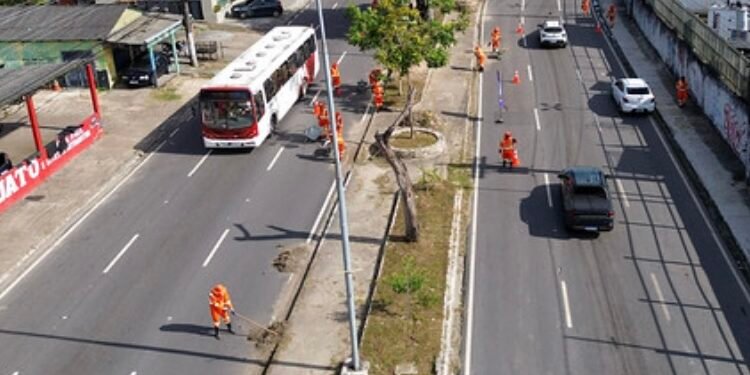 Prefeitura recolhe quase 250 toneladas de resíduos em dois dias de operação nos principais corredores viários de Manaus