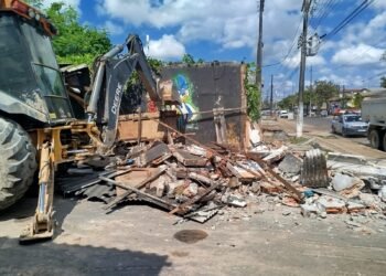 Prefeitura de Manaus realiza demolição de bares e barbearia irregulares no Jorge Teixeira