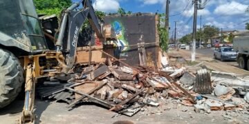 Prefeitura de Manaus realiza demolição de bares e barbearia irregulares no Jorge Teixeira