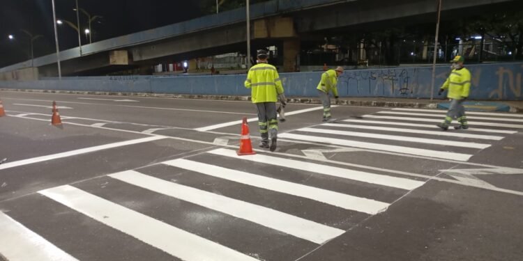 Bairro Zumbi recebe nova sinalização viária da Prefeitura de Manaus durante ações do programa ‘Manaus que a Gente Cuida’