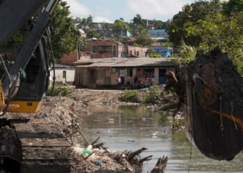 Renato Junior faz apelo à população contra lixo irregular e alagamentos em Manaus