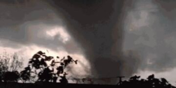 Tornado atinge três cidades no RS, deixa ao menos sete feridos e destrói residências