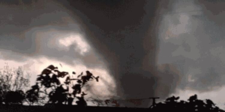 Tornado atinge três cidades no RS, deixa ao menos sete feridos e destrói residências