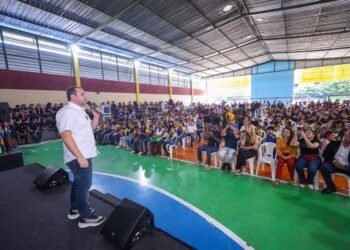 Na zona leste, Governador Roberto Cidade entrega kits escolares e livros para alunos da Escola Estadual Professor Ernane Nascimento Simão