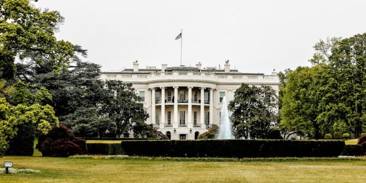 Trump mantém sanções e congelamento de bens contra políticos e ministros do Brasil