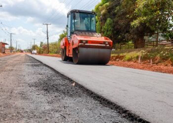 Roberto Cidade acompanha obras de pavimentação em Autazes