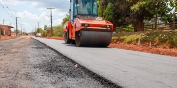 Roberto Cidade acompanha obras de pavimentação em Autazes