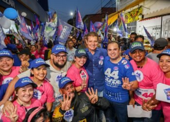 Roberto Cidade leva campanha às ruas do São José ao lado de Marcos Rotta