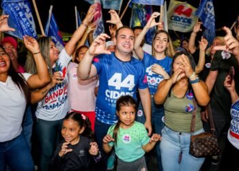 Roberto Cidade percorre Alvorada, apresenta propostas e ouve moradores em caminhada