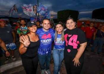 Em Presidente Figueiredo, Roberto Cidade percorre 7 km em megacarreata e apresenta propostas