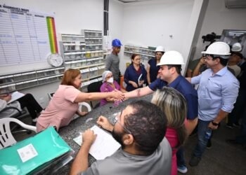 Roberto Cidade vistoria obras no SPA Eliameme e na Fundação de Medicina Tropical