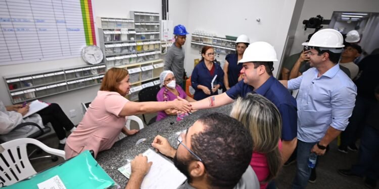 Roberto Cidade vistoria obras no SPA Eliameme e na Fundação de Medicina Tropical
