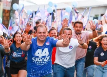 Roberto Cidade fala das propostas para a educação durante caminhada no Santo Agostinho