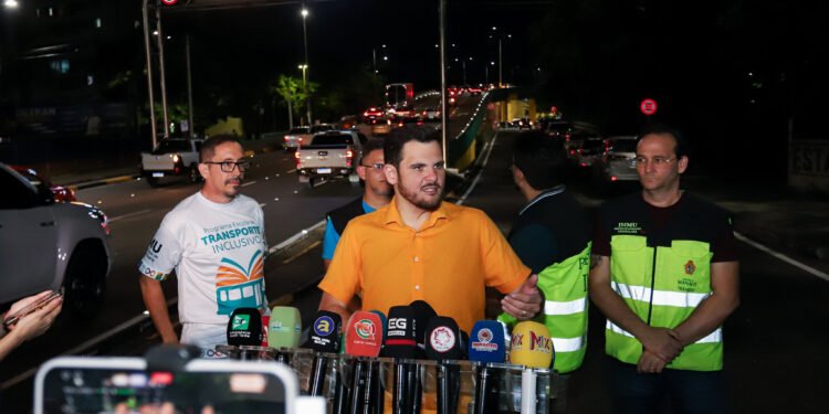 Prefeito Renato Junior apresenta tecnologia que leva informações do trânsito em tempo real aos motoristas em Manaus
