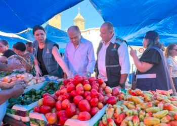 Prefeitura orienta feirantes sobre direitos de consumo em 1ª fiscalização conjunta do Procon Manaus e Semacc