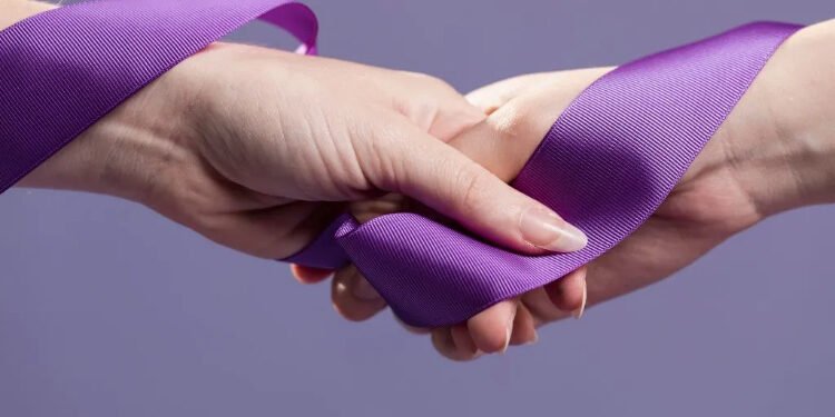 Agosto Lilás: violência psicológica contra mulheres cresce 16,9% no Brasil e pode começar de forma sutil